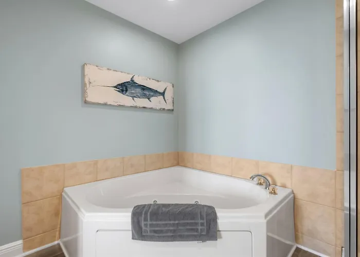 Apartment Updated 3 Bed 3 Bath On 17th Floor - Walk To Hangout - Free Daily Activities!